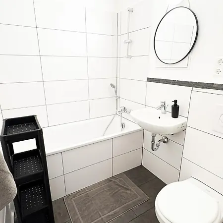 Ausgestattete Fuer Monteur-teams Mit Kostenlosem Parkplatz, Wifi, Tv, Waschmaschine, Kueche, Balkon, Restaurants Und Supermarkt Галль