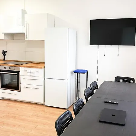 Ausgestattete Fuer Monteur-teams Mit Kostenlosem Parkplatz, Wifi, Tv, Waschmaschine, Kueche, Balkon, Restaurants Und Supermarkt Апартаменты *