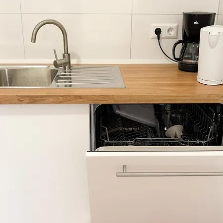 Ausgestattete Fuer Monteur-teams Mit Kostenlosem Parkplatz, Wifi, Tv, Waschmaschine, Kueche, Balkon, Restaurants Und Supermarkt Галль