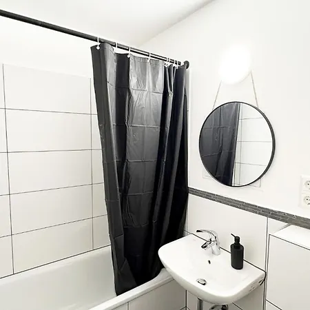 Ausgestattete Fuer Monteur-teams Mit Kostenlosem Parkplatz, Wifi, Tv, Waschmaschine, Kueche, Balkon, Restaurants Und Supermarkt Галль