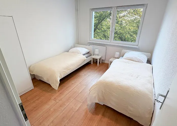 Ausgestattete Fuer Monteur-teams Mit Kostenlosem Parkplatz, Wifi, Tv, Waschmaschine, Kueche, Balkon, Restaurants Und Supermarkt Lägenhet Halle (Saale)