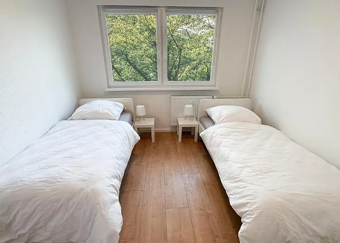 Lägenhet Ausgestattete Fuer Monteur-teams Mit Kostenlosem Parkplatz, Wifi, Tv, Waschmaschine, Kueche, Balkon, Restaurants Und Supermarkt Halle (Saale)