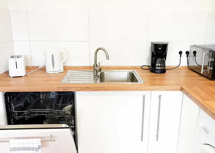 Lägenhet Ausgestattete Fuer Monteur-teams Mit Kostenlosem Parkplatz, Wifi, Tv, Waschmaschine, Kueche, Balkon, Restaurants Und Supermarkt Halle (Saale)